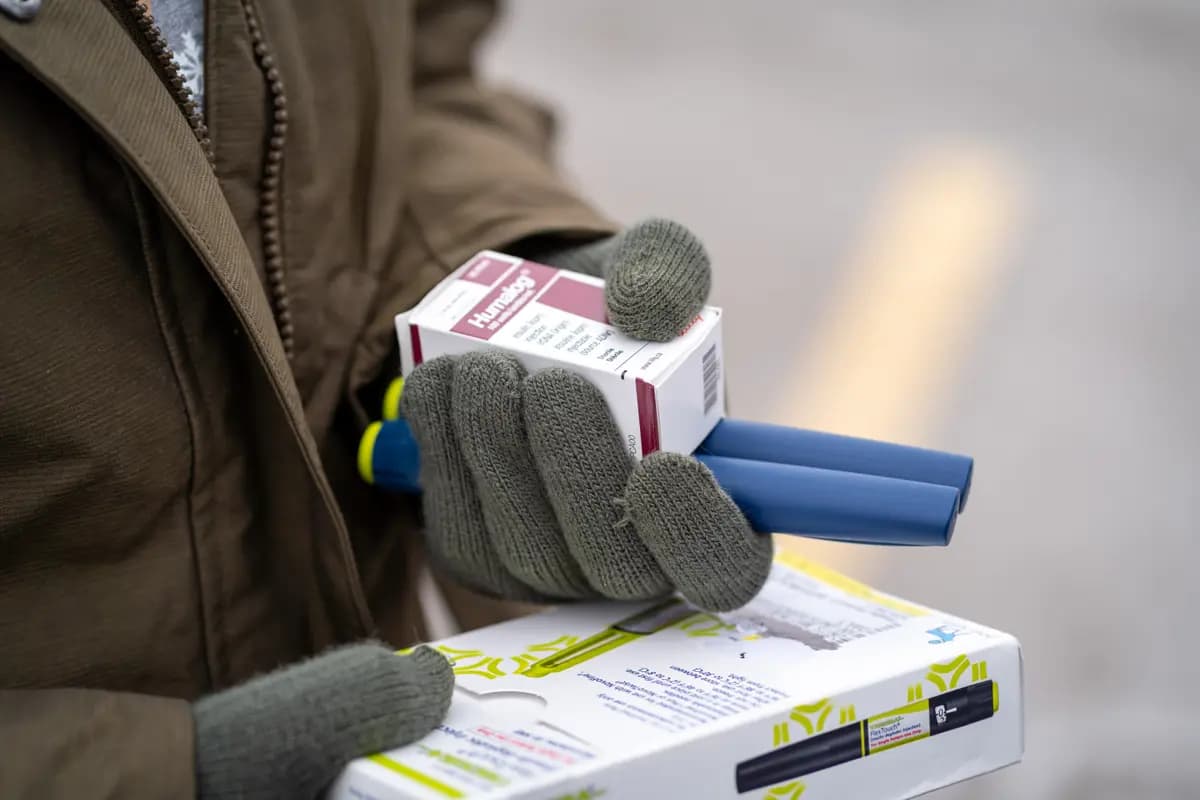 Una persona posee medicamentos con insulina en Minnetonka, Minnesota, el 17 de enero de 2020. (Kerem Yucel/AFP vía Getty Images)