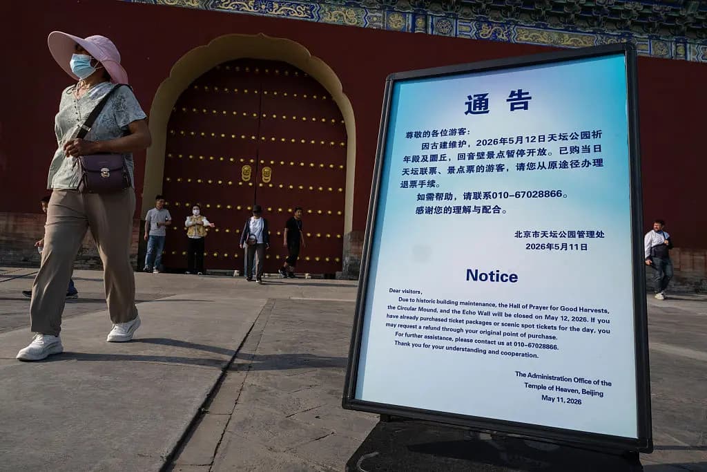 <em>Aviso de mantenimiento frente a las puertas cerradas del Salón de Oración por las Buenas Cosechas en el Templo del Cielo, el 12 de mayo de 2026, en Beijing, China. En un hecho poco común que este popular sitio histórico permanezca cerrado durante los próximos tres días para preparar la visita del presidente estadounidense Donald Trump que se reunirá con el líder chino Xi Jinping. (Kevin Frayer/Getty Images)</em>