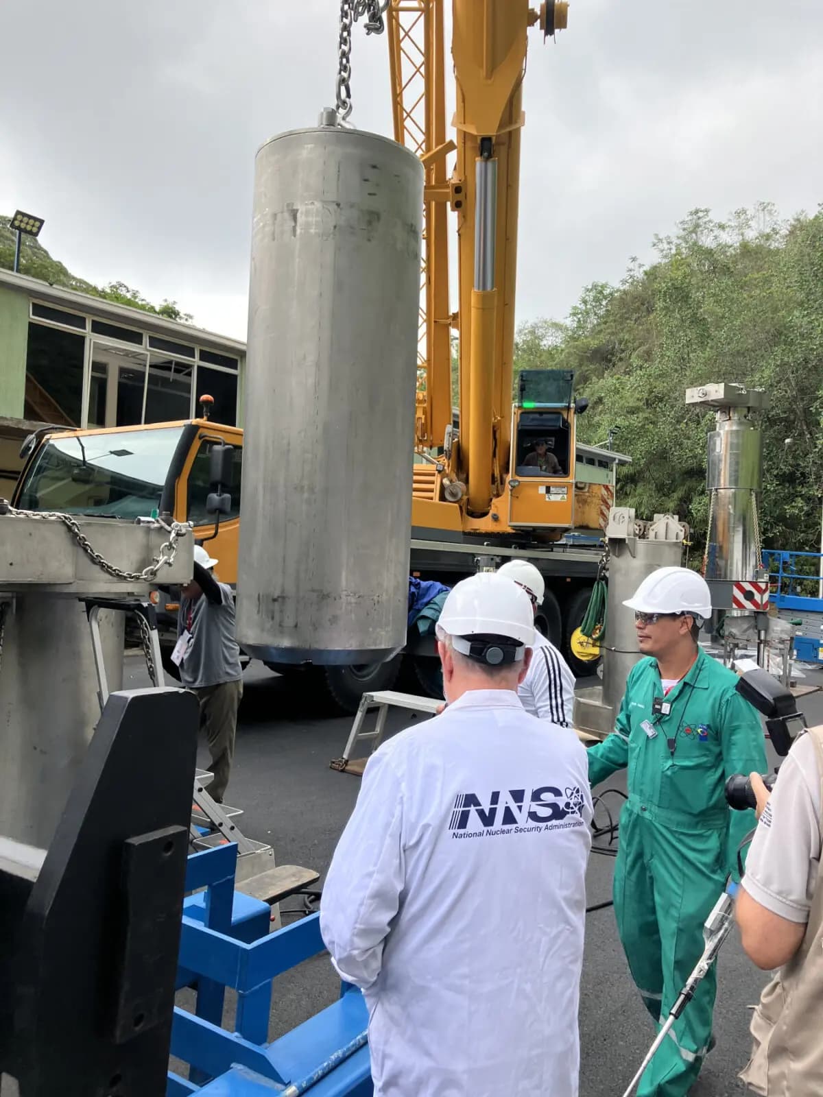 <em>Expertos técnicos de la Administración Nacional de Seguridad Nuclear supervisan la carga de combustible nuclear en el contenedor especializado para combustible nuclear gastado en Venezuela, como parte de una operación especial para retirar el material peligroso en abril de 2026</em>