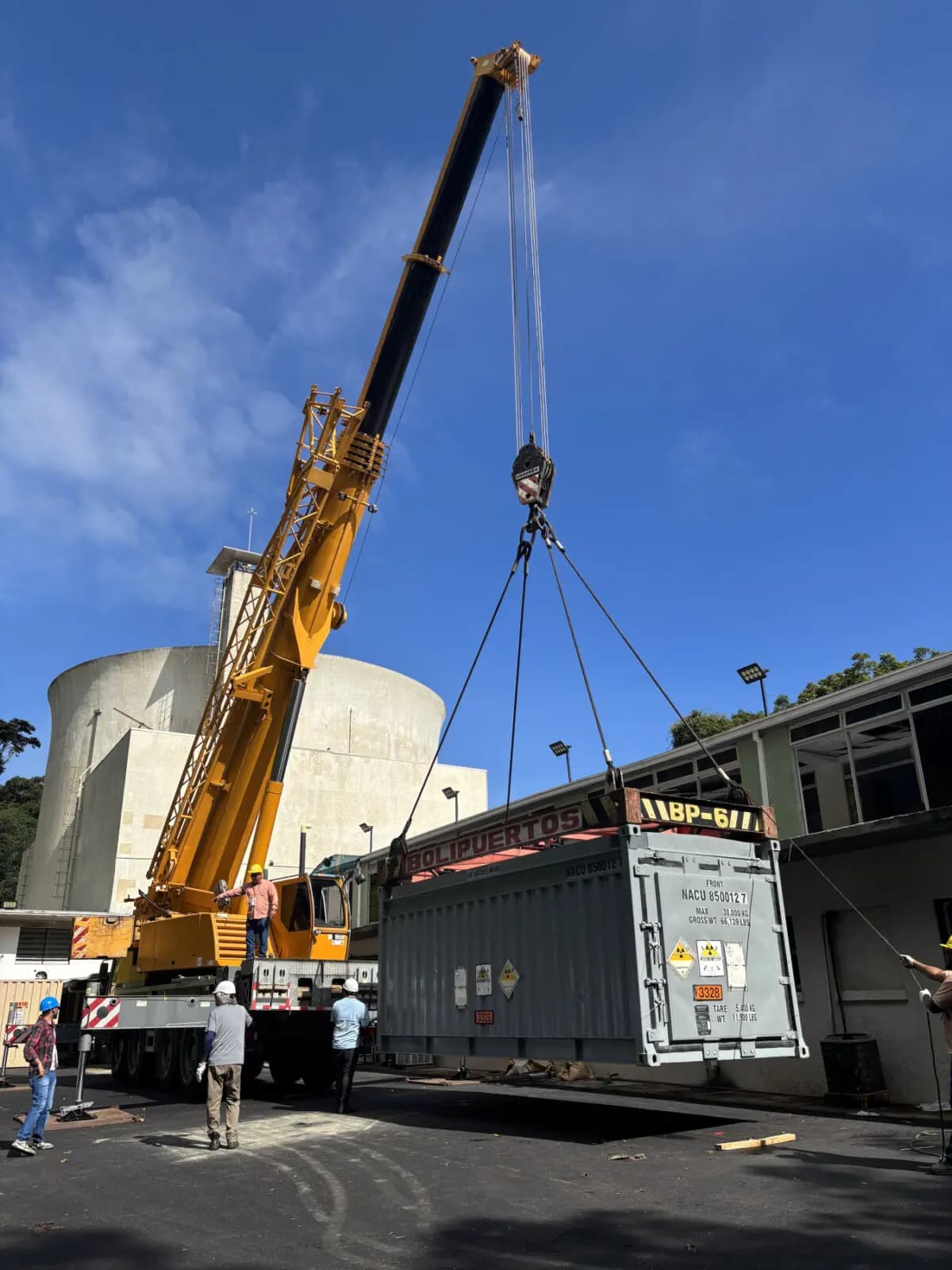 <em>Expertos técnicos de la Administración Nacional de Seguridad Nuclear supervisan la carga de combustible nuclear en el contenedor especializado para combustible nuclear gastado durante una operación especial en Venezuela</em>