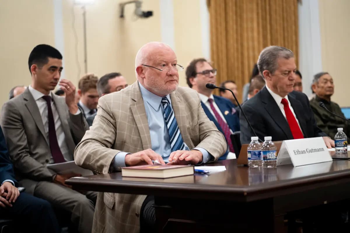 Ethan Gutmann, investigador de estudios sobre China en la Fundación Conmemorativa de las Víctimas del Comunismo y autor de “El Procedimiento de Xinjiang”, testifica ante la Comisión Ejecutiva del Congreso sobre China en el Capitolio en Washington el 14 de mayo de 2026. (Madalina Kilroy/The Epoch Times)