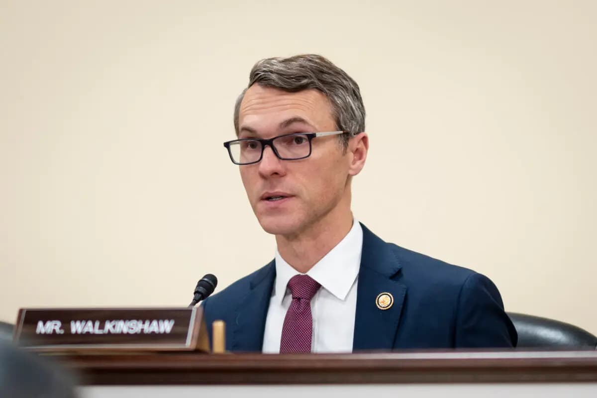 El representante James Walkinshaw (D-Va.) habla durante una audiencia en el Capitolio en Washington el 14 de mayo de 2026. (Madalina Kilroy/The Epoch Times)