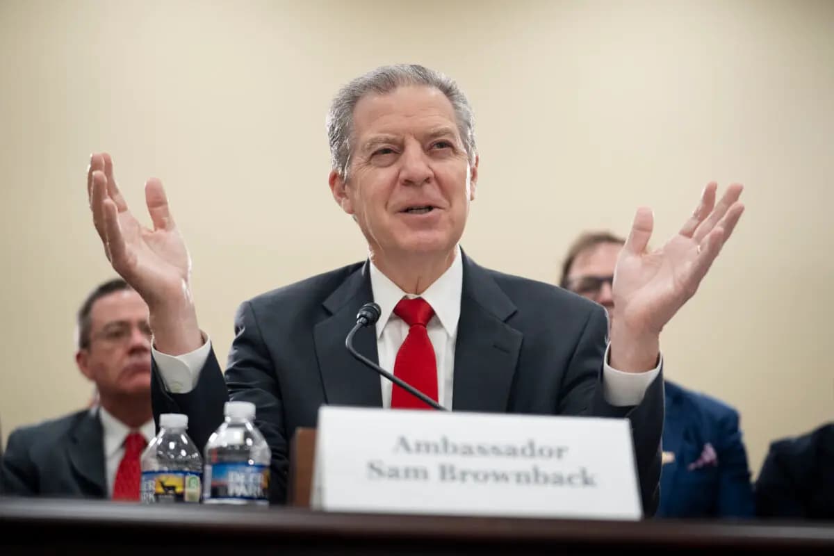 Amb. Sam Brownback, ex estadounidense. Embajador Especial de Libertad Religiosa Internacional, testifica ante la Comisión Ejecutiva del Congreso sobre China en el Capitolio en Washington el 14 de mayo de 2026. (Madalina Kilroy/The Epoch Times)