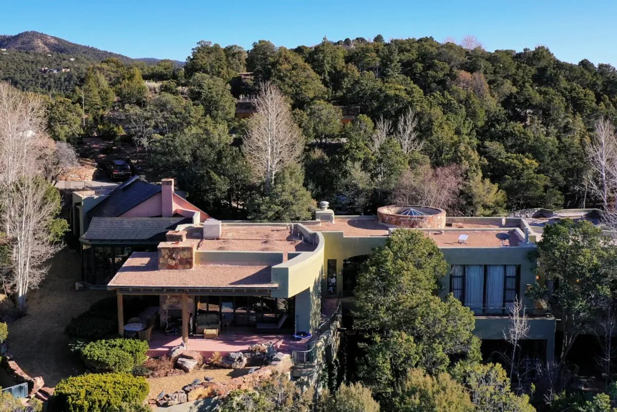 <em>La casa propiedad de Gene Hackman y su esposa Betsy Arakawa en Santa Fe, Nuevo México, el 27 de febrero de 2025. (Roberto E. Rosales/AP Photo).</em>
