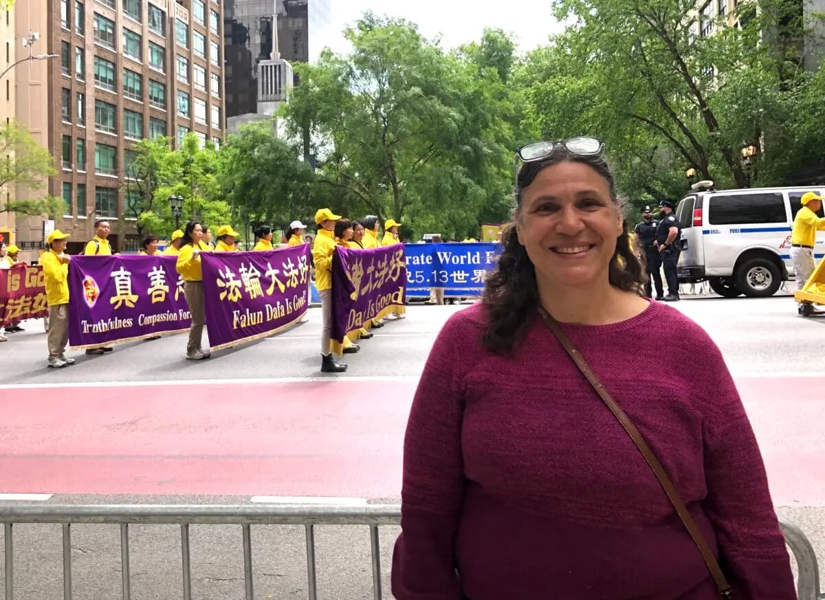 La neoyorquina Ariana Galesi vio el desfile del Día de Falun Dafa en Midtown Manhattan el 13 de mayo de 2026.(Lin Nan/The Epoch Times)