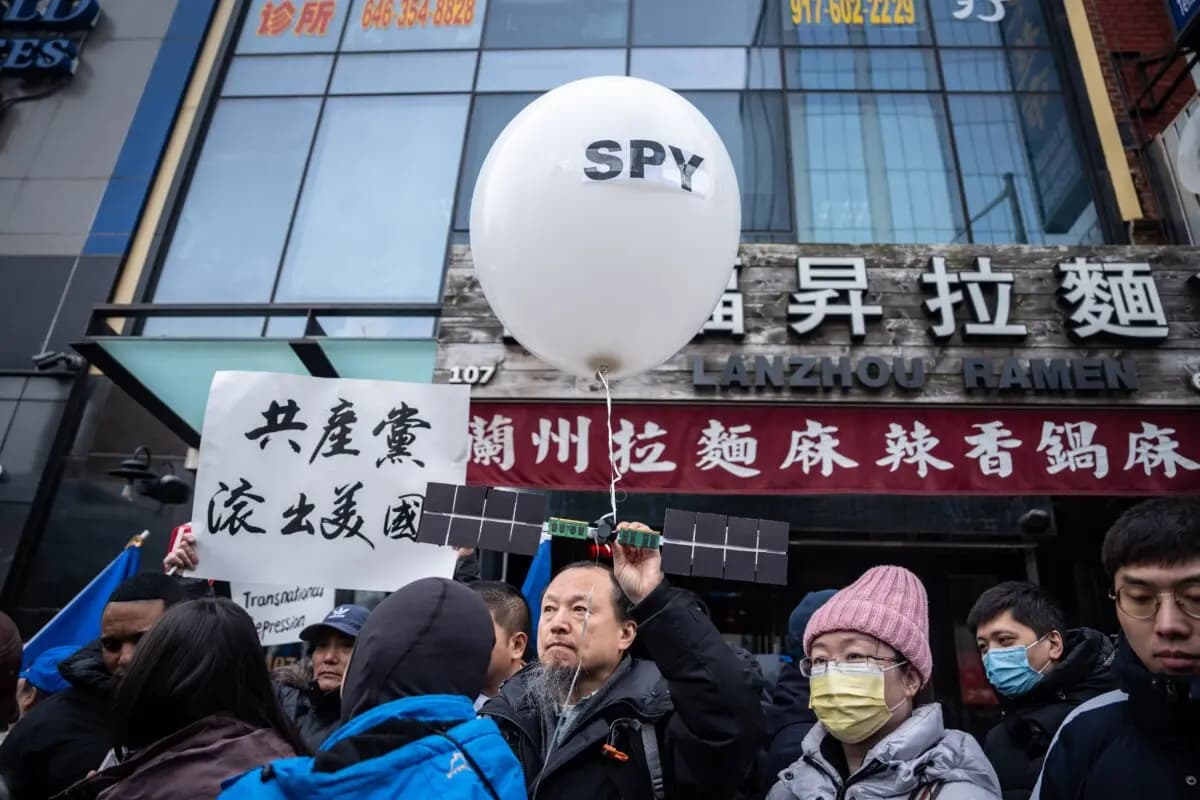 Un grupo de personas se concentra frente a la America Changle Association, una comisaría secreta china ahora cerrada, para denunciar la represión transnacional de Beijing, en Nueva York, el 25 de febrero de 2023. Samira Bouaou/The Epoch Times).