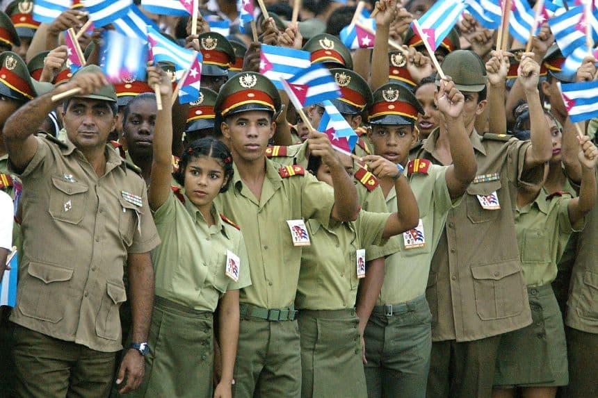 Estudiantes e instructores militares cubanos participan en una manifestación política el 8 de junio de 2002 en Santiago de Cuba. (ADALBERTO ROQUE/AFP vía Getty Images)