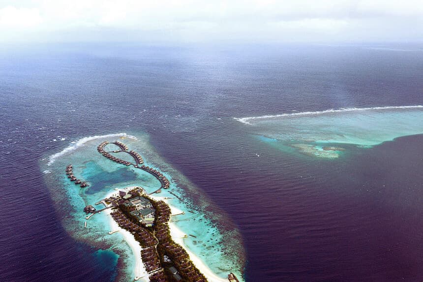 Esta fotografía, tomada el 9 de septiembre de 2013, muestra una vista aérea de uno de los muchos complejos turísticos de lujo que salpican las numerosas islas que conforman las Maldivas en el Océano Índico. (ROBERTO SCHMIDT/AFP vía Getty Images)