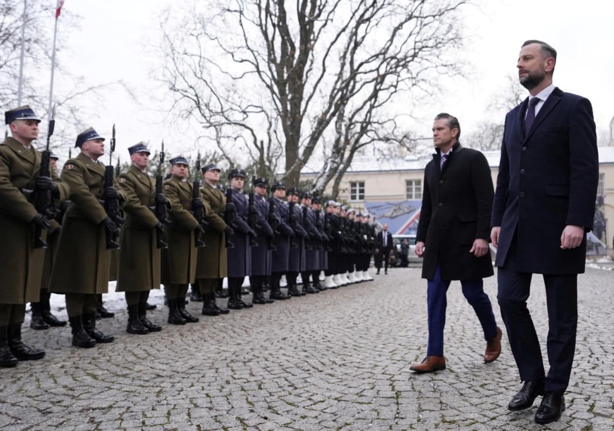 <em>El secretario de Defensa de Estados Unidos, Pete Hegseth (C), y el ministro de Defensa polaco, Wladyslaw Kosiniak-Kamysz (D), pasan revista a una guardia de honor en Varsovia, Polonia, el 14 de febrero de 2025. (Aleksandra Szmigiel /Reuters).</em>