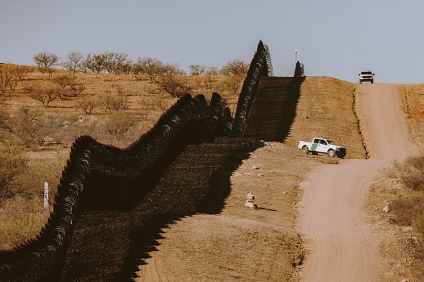 El muro en la frontera entre Estados Unidos y México se observa en Nogales, Arizona, el 4 de febrero de 2026. (Olivier Touron / AFP vía Getty Images).