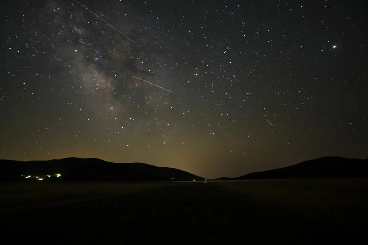 Estrellas fugaces en el horizonte. (EstebanHG/Shutterstock). Un meteorito se desintegra en el cielo sobre el desierto de Al-Abrak, al norte de la ciudad de Kuwait. (Yasser Al-Zayyat/AFP vía Getty Images)