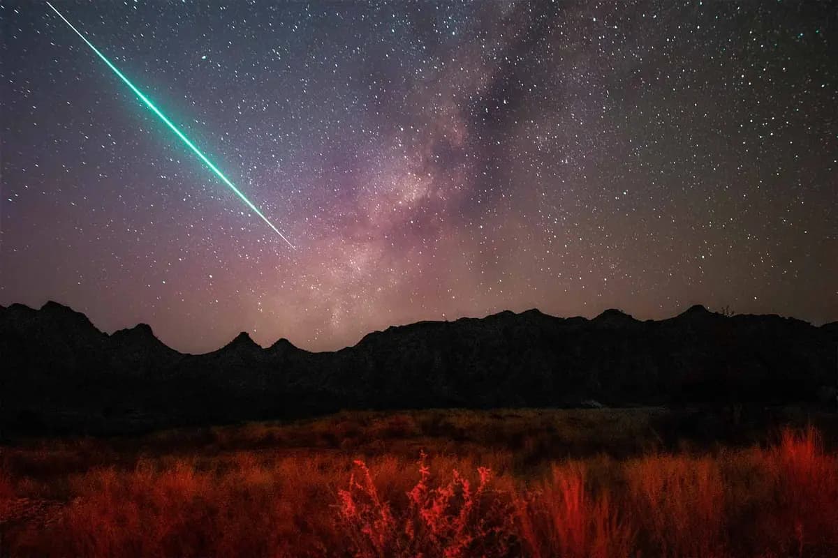 Un meteorito atraviesa el horizonte. (Shutterstock/ Monis Zubair)
