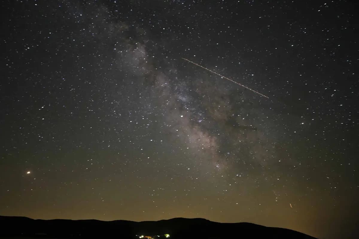 Una lluvia de meteoros aparece en el horizonte. (EstebanHG/Shutterstock)