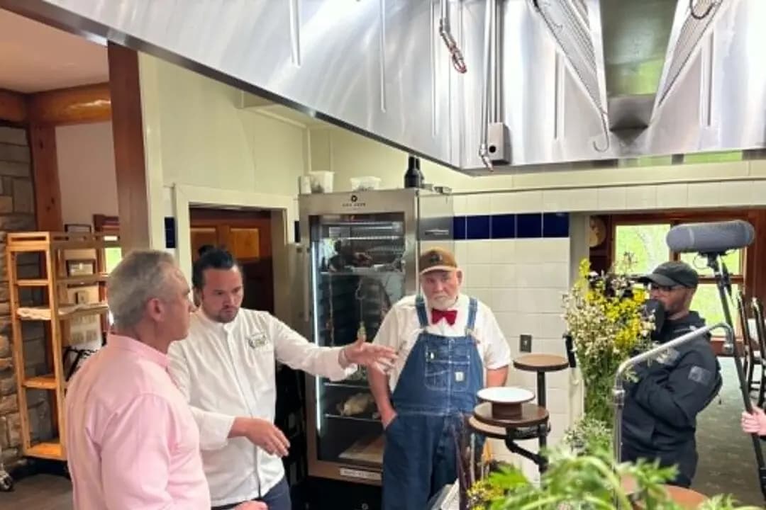 El secretario del HHS, Robert F. Kennedy Jr. (izq.), habló con el chef ejecutivo de The Chef's Garden, Jamie Simpson, mientras el copropietario de la granja, Lee Jones, observa durante una gira el 6 de mayo de 2026. (Jeff Louderback/The Epoch Times)