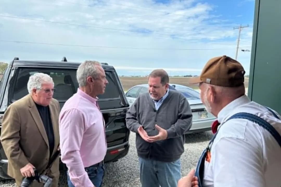 Bob Jones (2nd R), copropietario de The Chef's Garden en Huron, Ohio, habla con el secretario del HHS, Robert F. Kennedy Jr., sobre los métodos regenerativos de la granja el 6 de mayo de 2026. (Jeff Louderback/The Epoch Times)