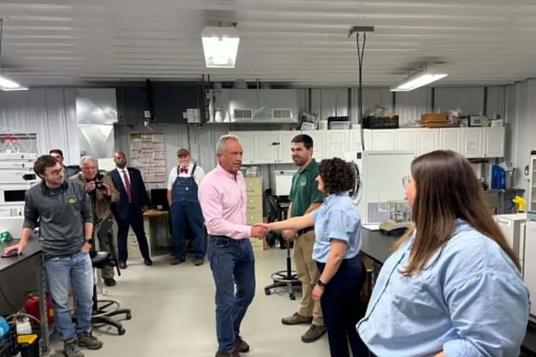 El secretario del HHS, Robert F. Kennedy Jr., se reúne con miembros del equipo en el laboratorio de pruebas de The Chef's Garden en Huron, Ohio, el 6 de mayo de 2026. (Jeff Louderback/The Epoch Times)