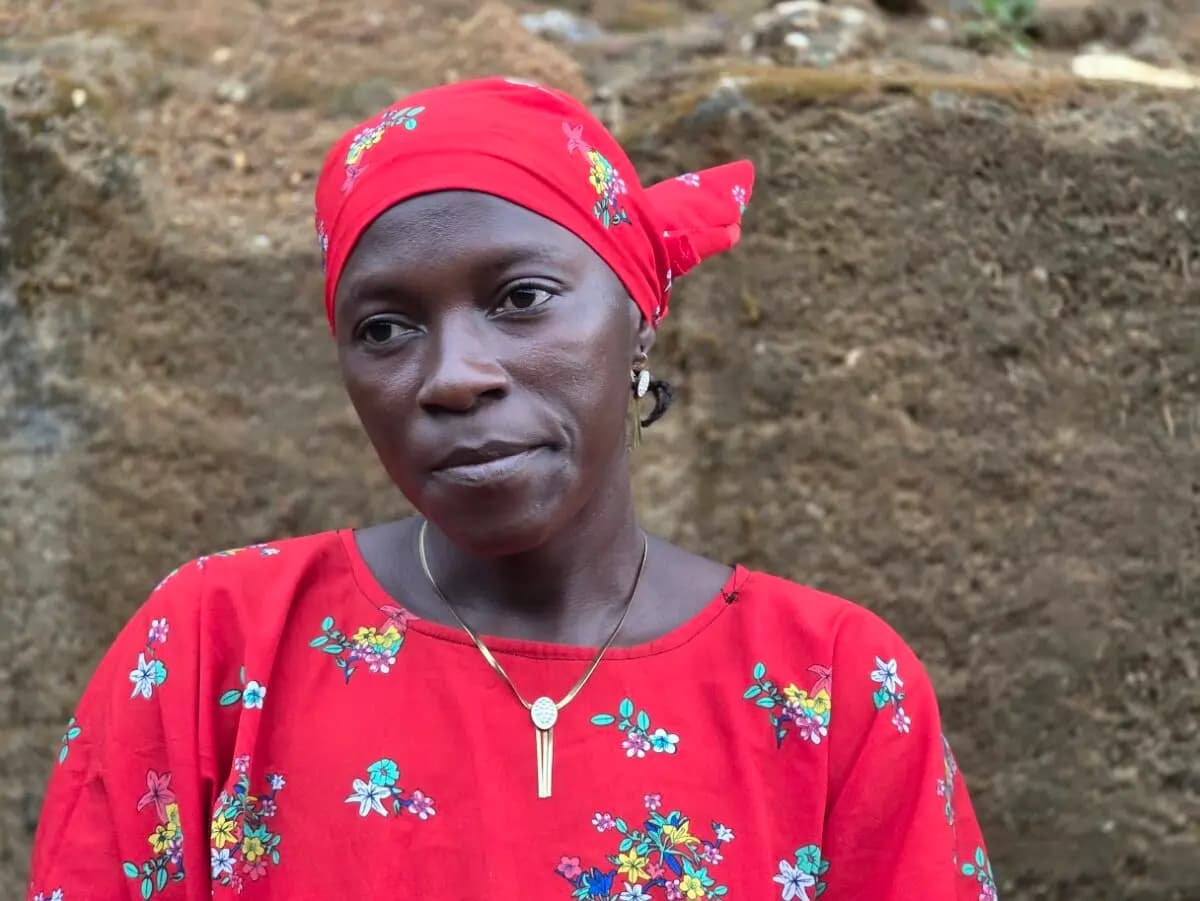 Asabe Moses fue testigo de cómo sus hijos y su esposo eran asesinados y quemados vivos cuando extremistas fulani atacaron su aldea, en el estado de Plateau, Nigeria, el 4 de mayo de 2026. (Cortesía de Antonio Graceffo)