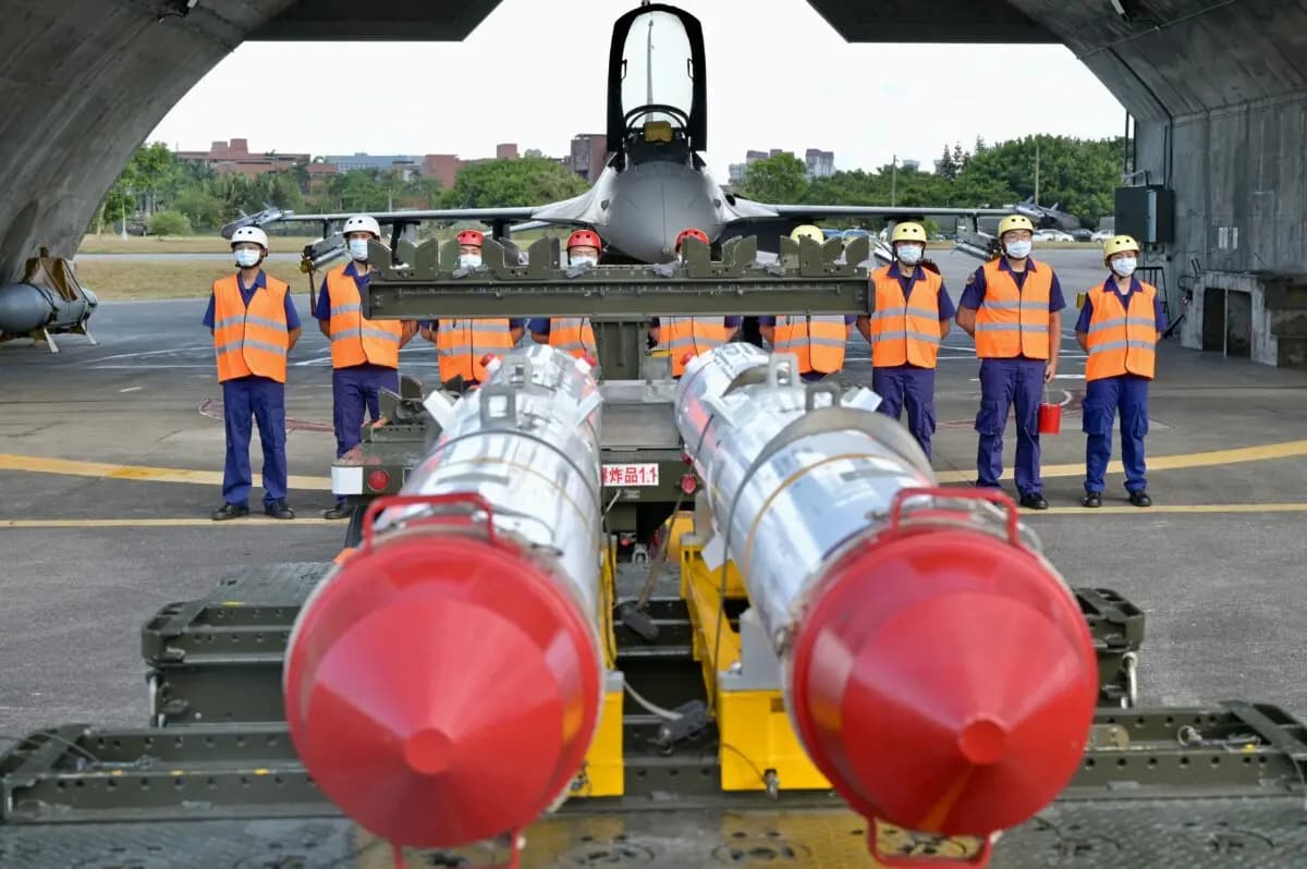 Soldados de la Fuerza Aérea de Taiwán posan frente a un caza F-16V armado, detrás de dos misiles antibuque Harpoon AGM-84 de fabricación estadounidense, durante un simulacro en la base aérea de Hualien el 17 de agosto de 2022. (Sam Yeh/AFP vía Getty Images)