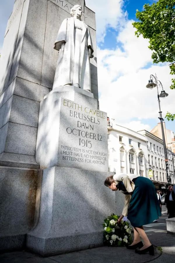 La princesa Ana, fotografiada durante una ceremonia de colocación de ofrendas florales en el Monumento a Edith Cavell en Londres el 10 de mayo de 2022. (Jasper Jacobs/Belga Mag/AFP vía Getty Images)