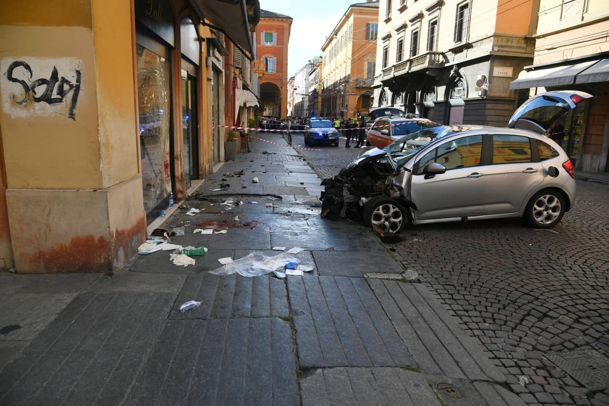 Un automóvil arrolló a una multitud e hirió al menos a ocho personas en Módena, Italia, el 16 de mayo de 2026. (Lapresse vía AP).