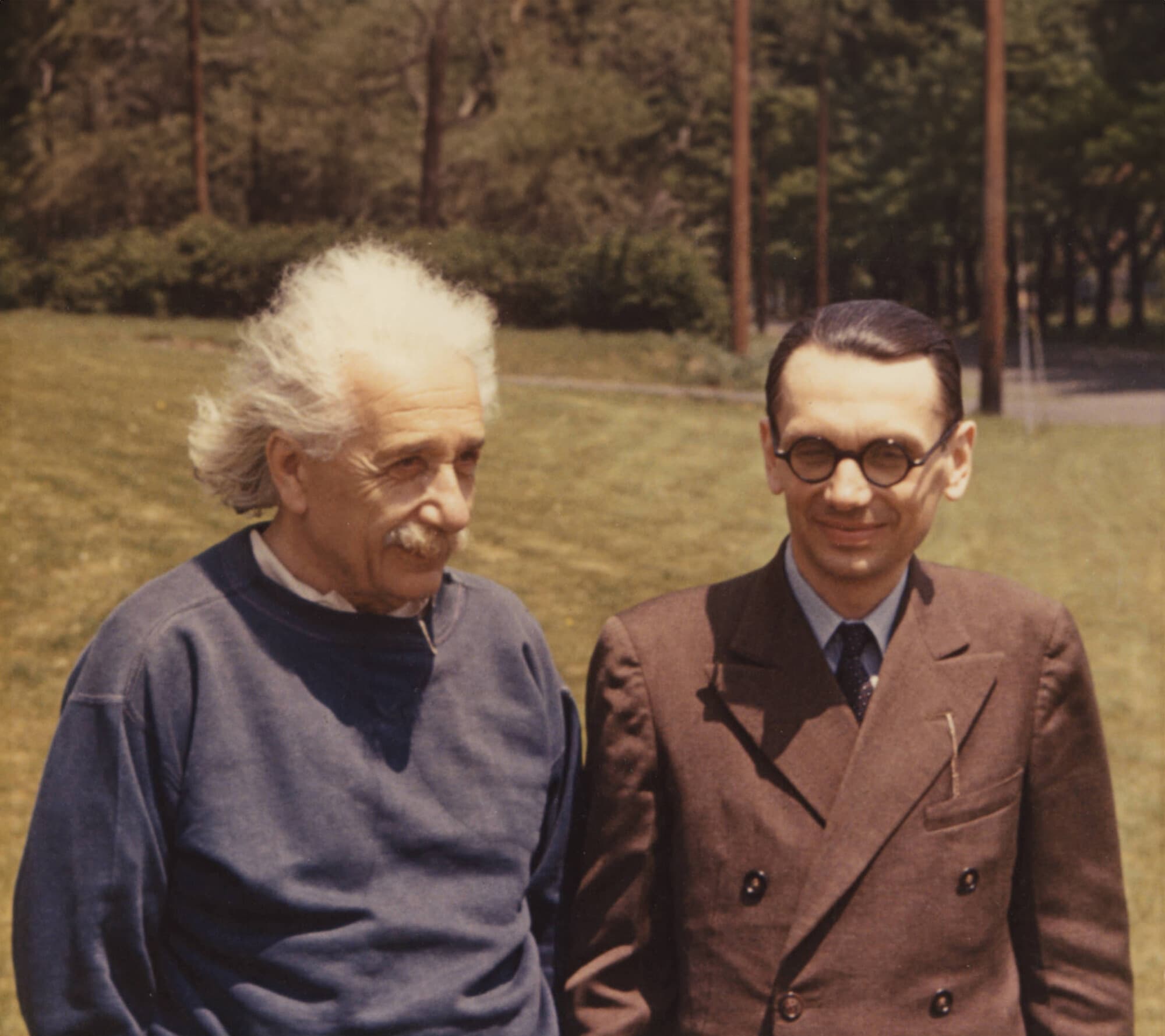 Albert Einstein y Kurt Gedel paseaban por los jardines del Instituto de Estudios Avanzados en Princeton, Nueva Jersey. (Cortesía del Centro de Archivos White y Leon Levy del Instituto de Estudios Avanzados).
