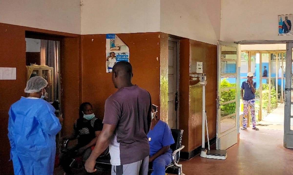 Personas en el Hospital General de Referencia de Bunia tras la confirmación de un brote de Ébola de la cepa Bundibugyo en Bunia, provincia de Ituri, República Democrática del Congo, el 16 de mayo de 2026. (Victoire Mukenge /Reuters)