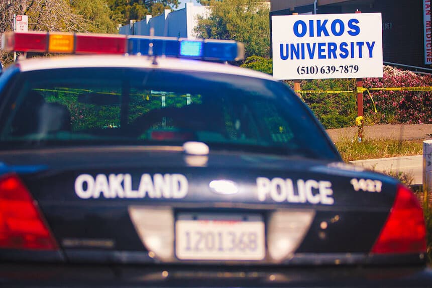 Un patrullero de la policía de Oakland espera frente a la Universidad Oikos, el 4 de abril de 2012 en Oakland, California. (Jonathan Gibby/Getty Images)