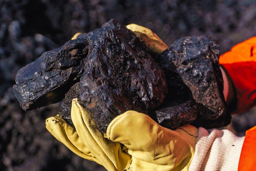 Un trabajador muestra carbón mineral extraído de la mina de la Compañía de Carbón Río Turbio, provincia de Santa Cruz, Argentina, el 2 de octubre de 2025. (Foto de WALTER DIAZ/AFP vía Getty Images)