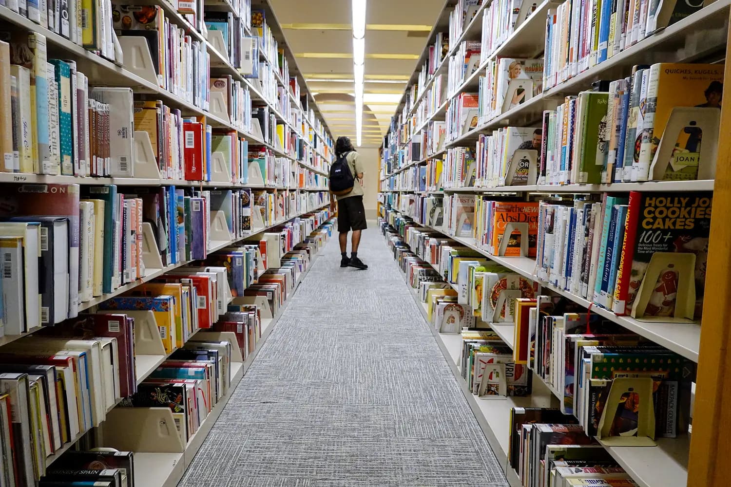 <em>Una persona recorre una biblioteca pública de Miami-Dade, en Miami, el 19 de julio de 2023. La ley de derechos de autor de EE. UU. solo protege las obras que involucran autoría humana, pero el grado de autoría humana requerido sigue siendo un tema ambiguo. (Joe Raedle/Getty Images)</em>