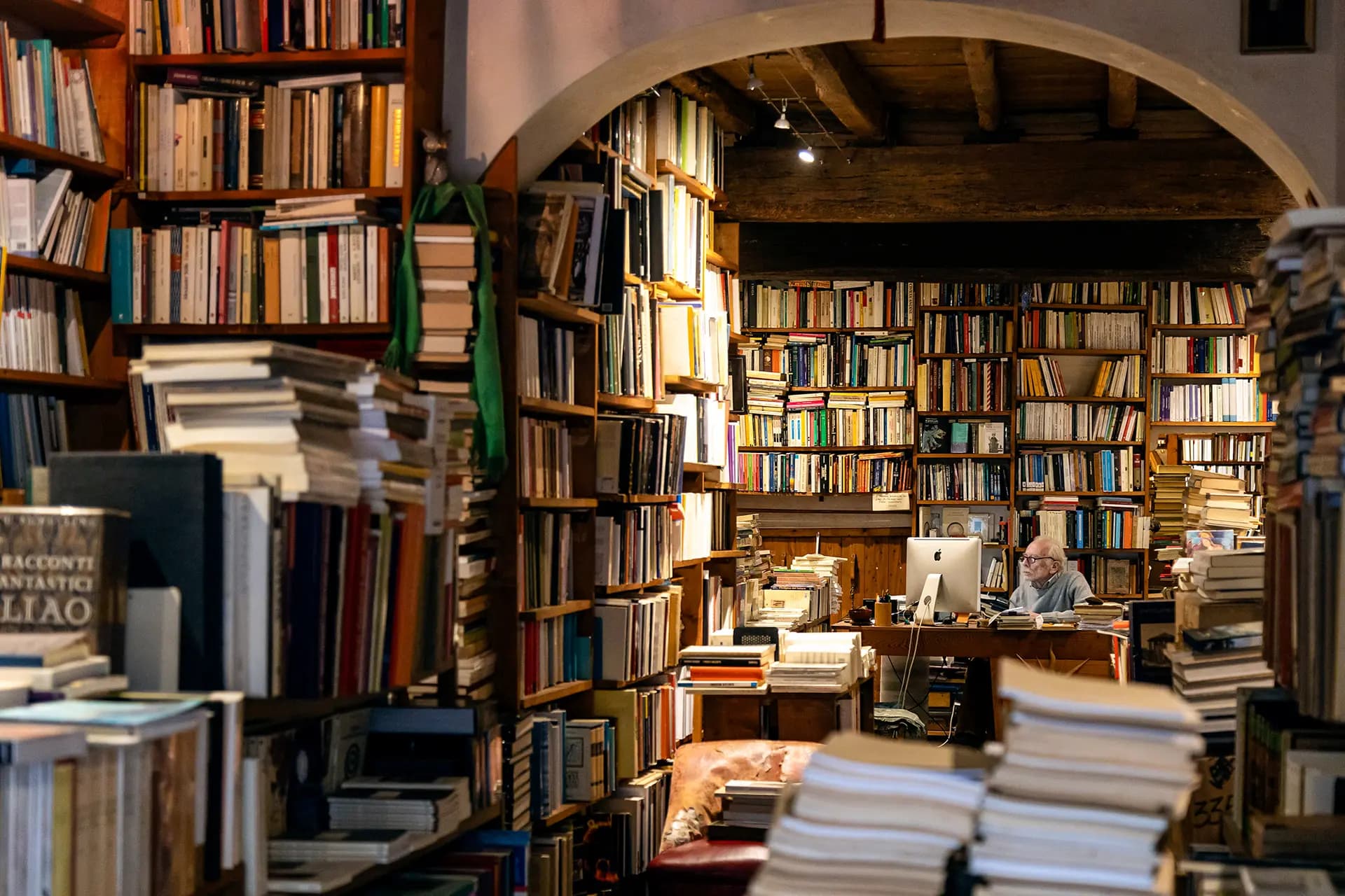 <em>Según expertos del sector, el auge de los libros generados por IA podría reducir las ventas generales y obligar a los autores a dedicar más esfuerzo al marketing. (cabuscaa/Getty Images)</em>
