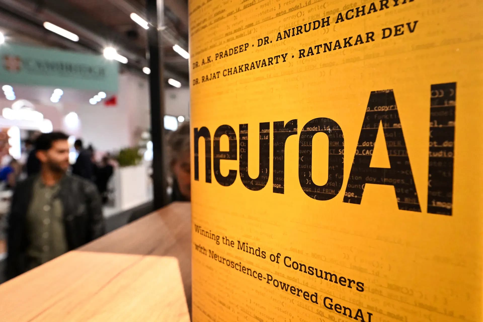 <em>Una persona pasaa frente a un libro sobre IA en la Feria del Libro de Frankfurt, en Frankfurt am Main, Alemania, el 16 de octubre de 2024. Christina Johnson, de Testimony Publishers, cree que la verdadera cuestión para editores y autores no es solo si se utiliza la IA, sino cómo se utiliza. (Kirill Kudryavtsev/AFP vía Getty Images)</em>