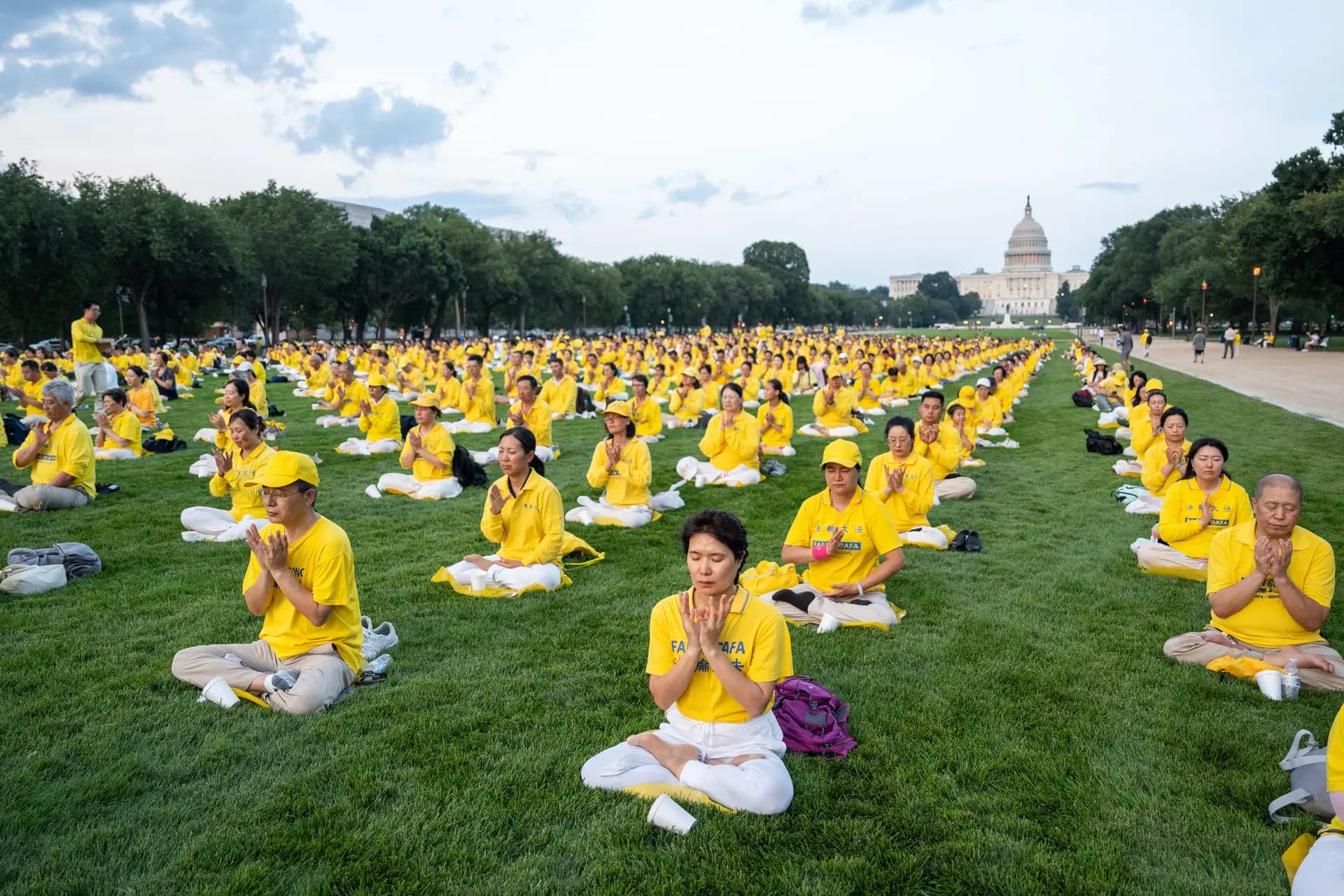 <em>Practicantes de Falun Dafa meditan antes de una vigilia con velas en conmemoración de los practicantes de Falun Gong perseguidos hasta la muerte por el Partido Comunista Chino en China, en Washington, el 17 de julio de 2025. (Samira Bouaou/The Epoch Times)</em>
