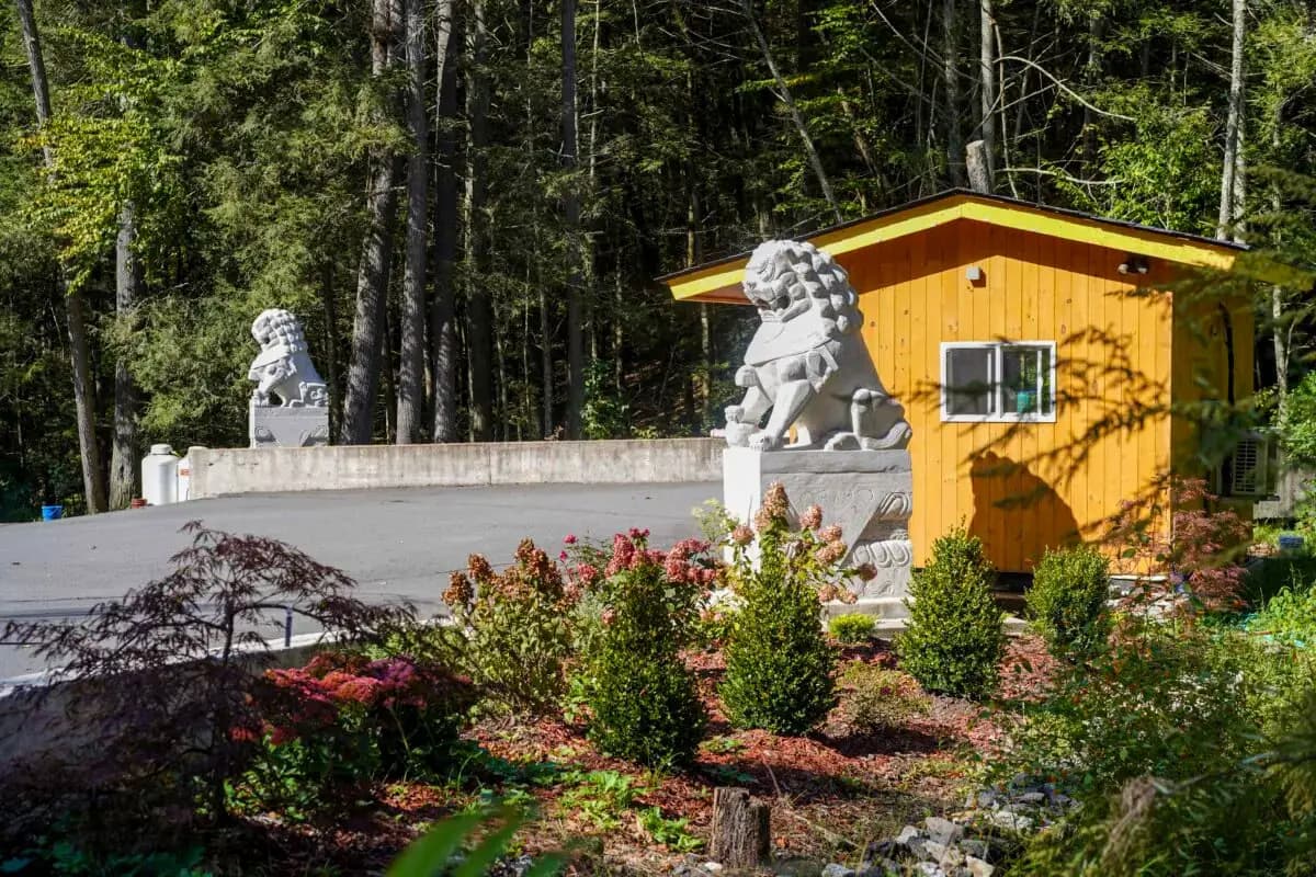 <em>Jardín en las afueras de la Puerta Sur del campus de Dragon Springs en Cuddebackville, Nueva York, el 1 de octubre de 2023. (Cara Ding/The Epoch Times)</em>