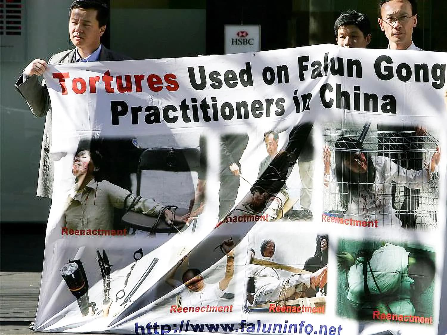 <em>Partidarios de Falun Gong exhiben una pancarta con recreaciones de torturas cerca del barrio chino de Sídney, el 20 de julio de 2005. (Greg Wood/AFP/Getty Images)</em>