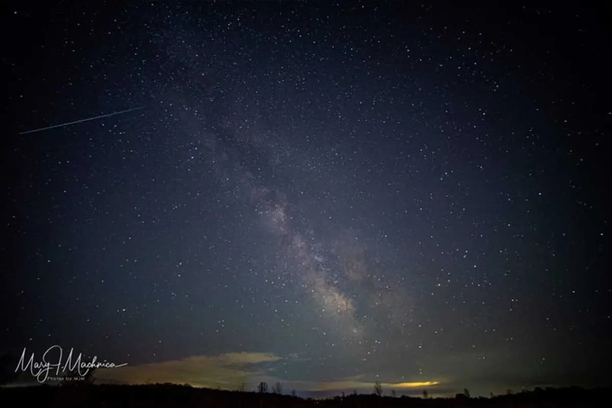 Lluvia de meteoros Eta Acuáridas sobre Hamburgo, Nueva York, el 6 de mayo de 2021. (Cortesía de Mary Jo Machnica).