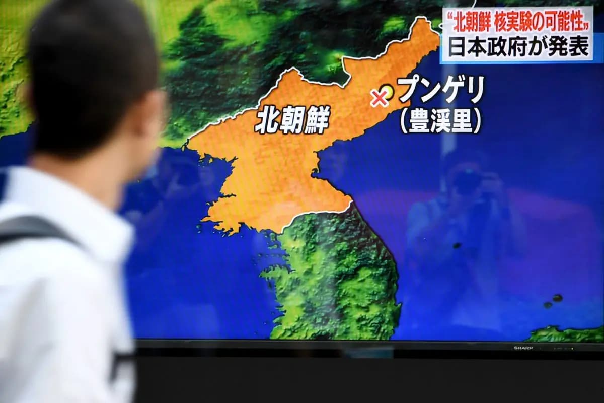 <em>Peatones pasan junto a una pantalla de televisión que transmite un programa de noticias sobre la prueba nuclear de Corea del Norte en Tokio, el 3 de septiembre de 2017. (Toshifumi Kitamura/AFP/Getty Images)</em>