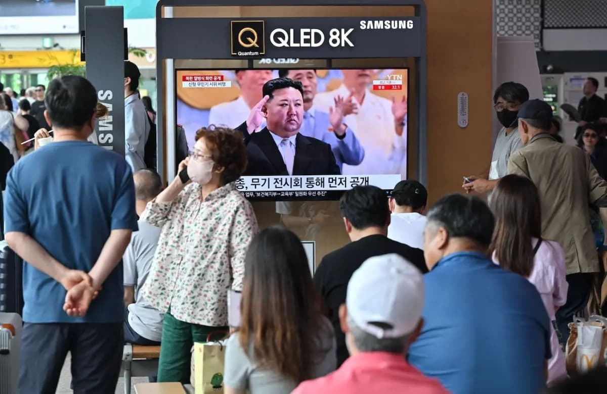 <em>Varias personas observan una pantalla de televisión que muestra un noticiero con una imagen del líder norcoreano Kim Jong Un asistiendo a un desfile militar celebrado en Pyongyang para conmemorar el 70 aniversario del armisticio de la Guerra de Corea, en una estación de tren de Seúl el 28 de julio de 2023. (Jung Yeon-Je/AFP vía Getty Images)</em>