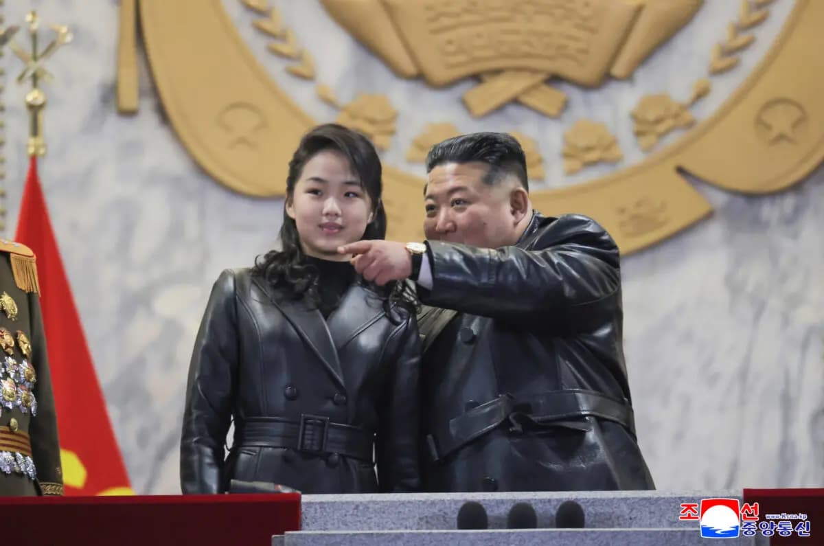 <em>Kim Jong Un asiste a un desfile con su hija en Pyongyang, Corea del Norte, el miércoles 25 de febrero de 2026. (Agencia Central de Noticias de Corea/Servicio de Noticias de Corea vía AP)</em>
