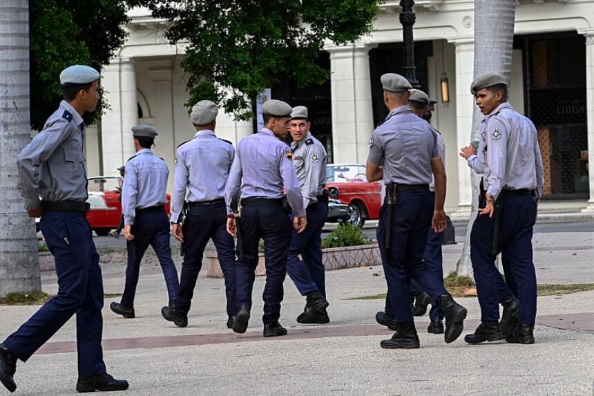 Policía cubana camina por una calle de La Habana el 14 de mayo de 2026. (Yamil LAGE / AFP vía Getty Images).