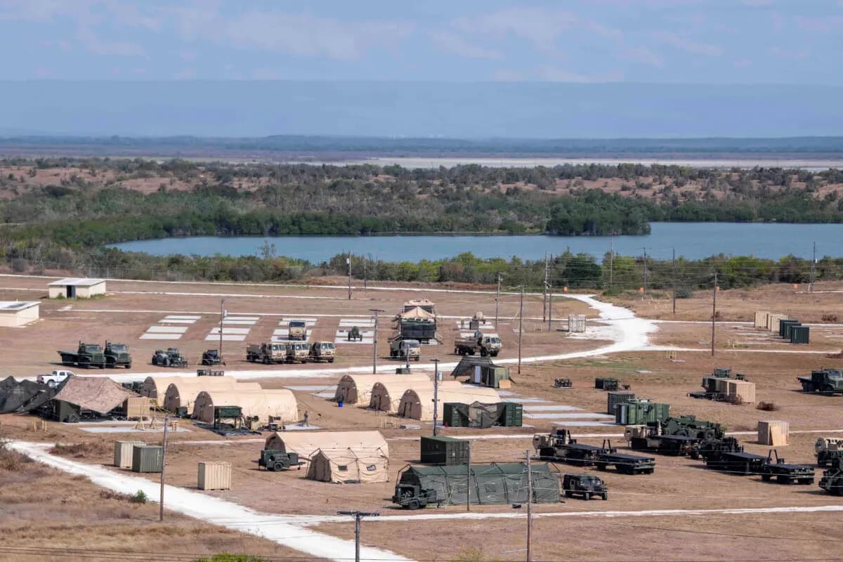 <em>Tiendas de campaña recién instaladas para migrantes detenidos en la base naval estadounidense de la Bahía de Guantánamo, Cuba, el 21 de febrero de 2025. (Marina de los EE. UU./AFN Guantánamo Bay Public Affairs vía Reuters).</em>