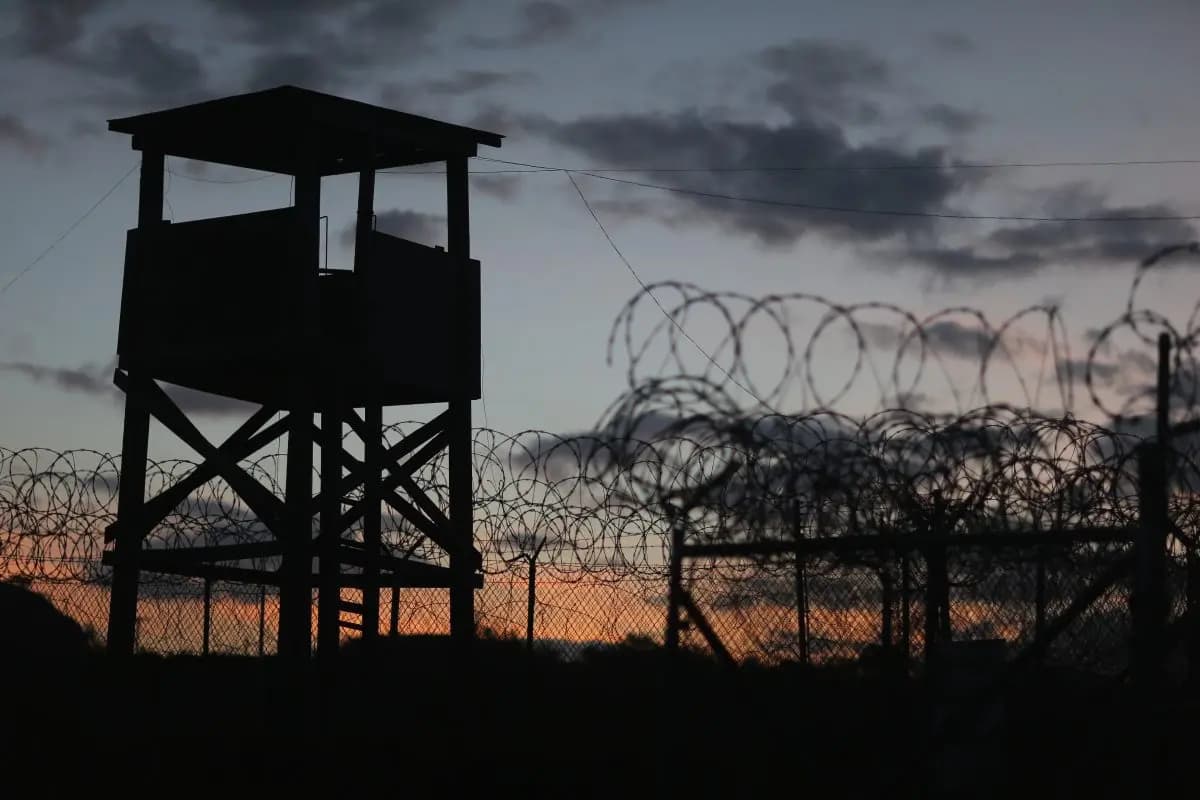 <em>Una torre de vigilancia en el Campamento X-Ray, que fue el primer centro de detención que albergó a quienes el gobierno estadounidense describió como "combatientes enemigos", en la base naval estadounidense de la Bahía de Guantánamo, Cuba, el 27 de junio de 2013. (Joe Raedle/Getty Images).</em>