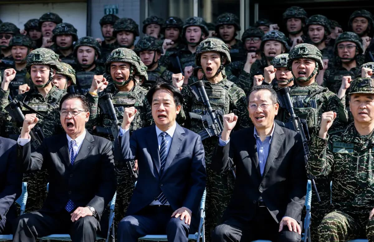(De izq. a der.) El secretario general del Consejo de Seguridad Nacional de Taiwán, Joseph Wu, el presidente de Taiwán, Lai Ching-te, y el ministro de Defensa de Taiwán, Wellington Koo, posan para fotos con soldados mientras visitan a las tropas durante el Ejercicio de Respuesta Rápida en la base aérea militar de Songshan en Taipei, Taiwán, el 21 de marzo de 2025. (I-Hwa Cheng/AFP vía Getty Images)