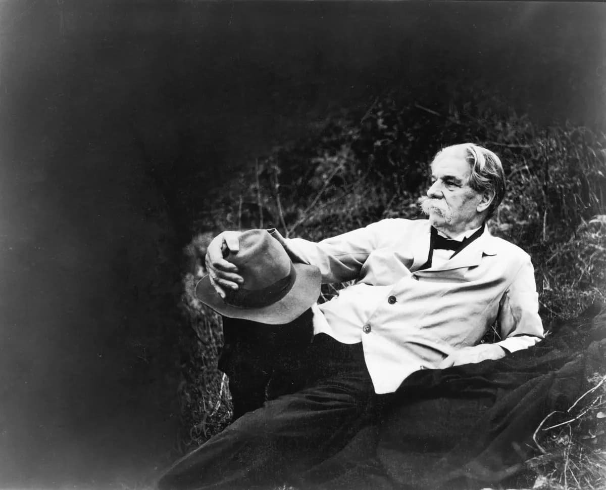 <em>El Dr. Albert Schweitzer (1875-1965), teólogo, médico y misionero médico alemán nacido en Alsacia, descansa sobre el césped en la década de 1960. (Fotografía de Erica Anderson/Authenticated News/Getty Images).</em>