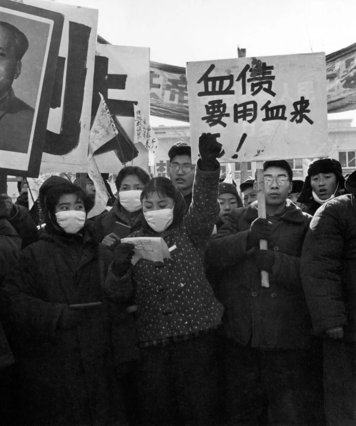 Jóvenes chinos se manifiestan durante la “Gran Revolución Cultural Proletaria” frente a la embajada francesa, en Beijing , en enero de 1967. (Jean Vincent/AFP vía Getty Images)