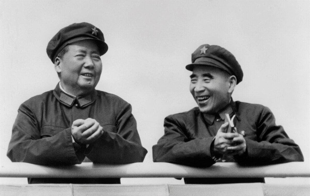 Fotografía en la que aparecen el antiguo líder chino Mao Zedong (izquierda) y su sucesor designado oficialmente, Lin Biao, en Beijing, el 29 de julio de 1971. (AFP vía Getty Images)