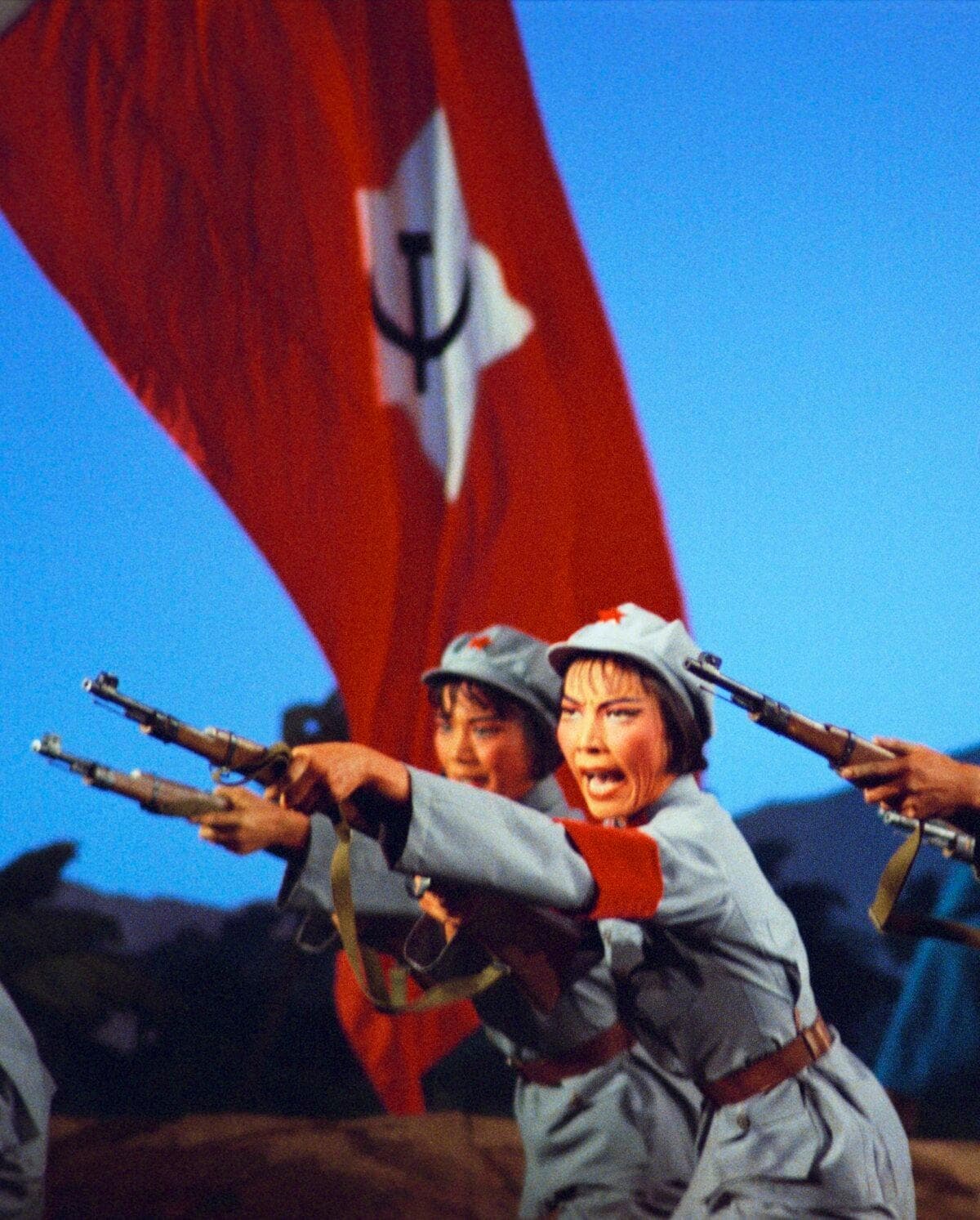 Representación de mujeres como soldados durante la Revolución Cultural. (Dominio público)