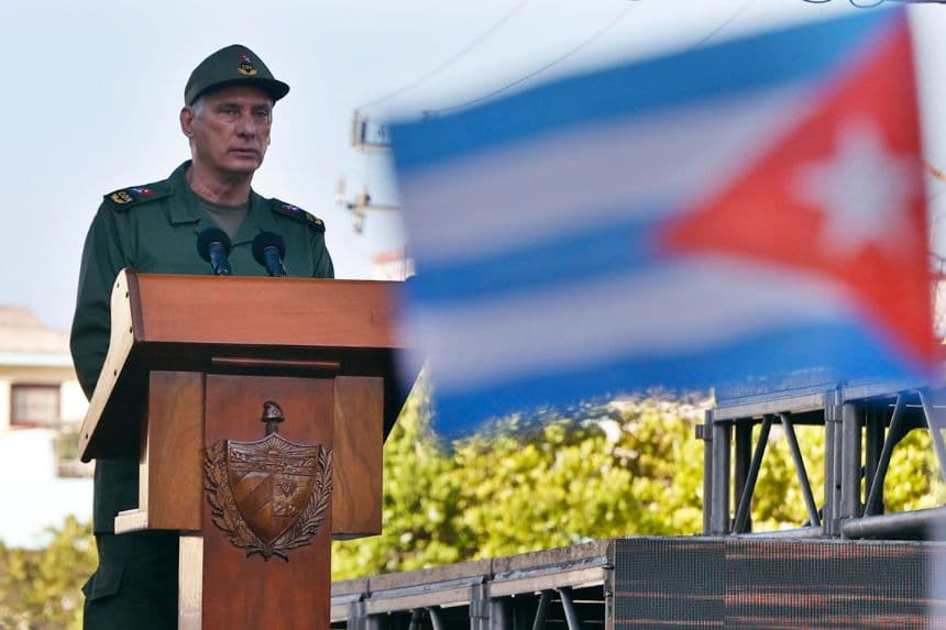 Fotografía de archivo, tomada el pasado 16 de abril, en la que se captó al presidente de Cuba, Miguel Díaz-Canel, durante un acto público, en La Habana, Cuba. (EFE/Ernesto Mastrascusa)