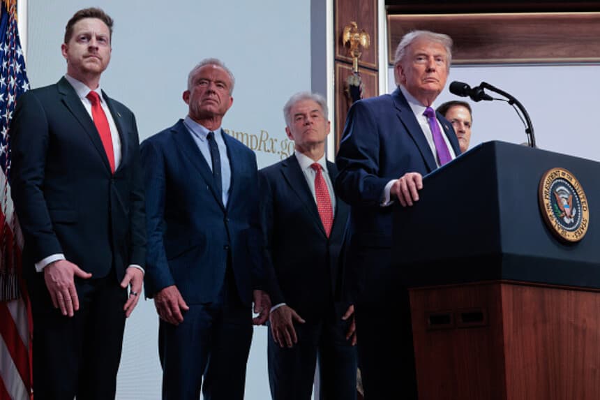 El presidente de Estados Unidos, Donald Trump, habla sobre el programa de medicamentos recetados TrumpRx.org mientras observan (de izquierda a derecha) Chris Klomp, Robert F. Kennedy Jr., Mehmet Oz y Mark Cuban, el 18 de mayo de 2026 en Washington. Trump destacó los problemas de asequibilidad de la atención médica. (Chip Somodevilla/Getty Images).