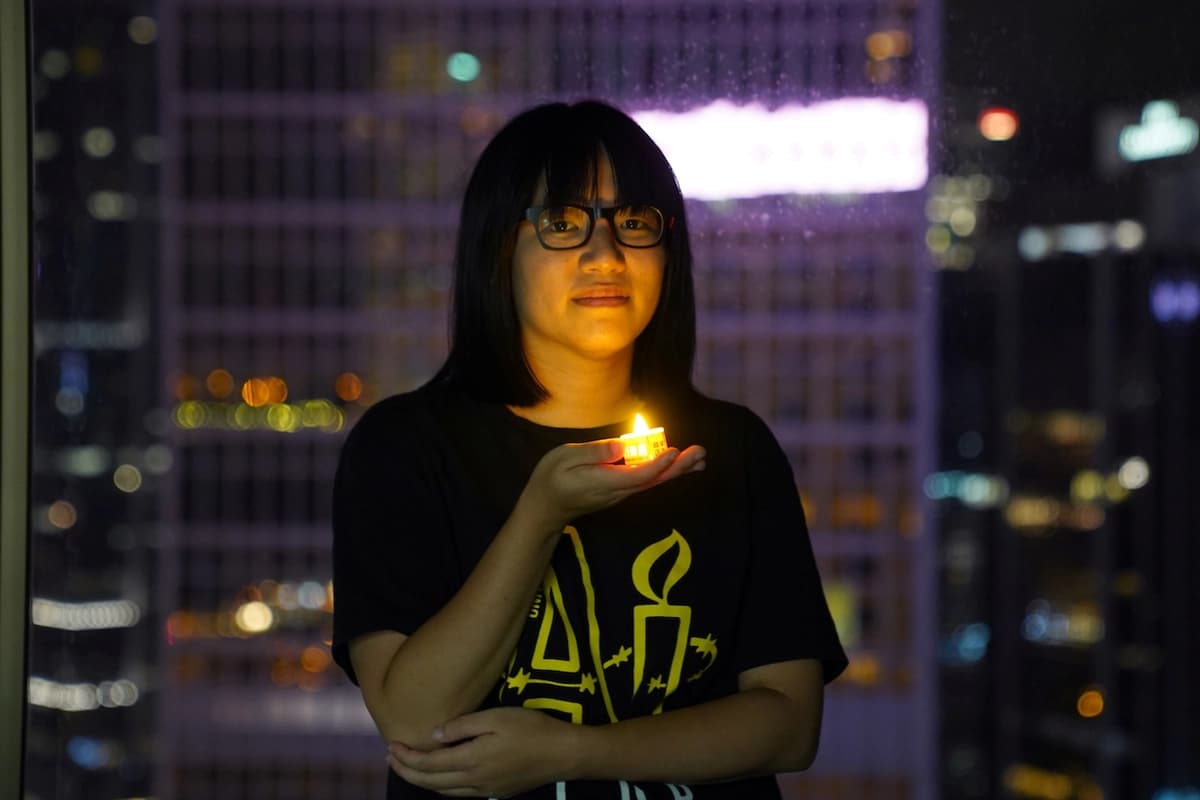 La vicepresidenta de la Alianza de Hong Kong en Apoyo a los Movimientos Democráticos Patrióticos de China, Chow Hang-tung, posa con una vela antes del 32.º aniversario de la masacre de manifestantes prodemocráticos en la plaza de Tiananmen de Beijing en 1989, en Hong Kong, el 3 de junio de 2021. (Lam Yik/Reuters)