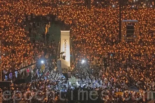 La vigilia a la luz de las velas, organizada por The Alliance (HKASPDMC) para conmemorar el 30.º aniversario de la masacre de Tiananmen, en el Parque Victoria de Hong Kong el 4 de junio de 2019. (Choi Manman/The Epoch Times)